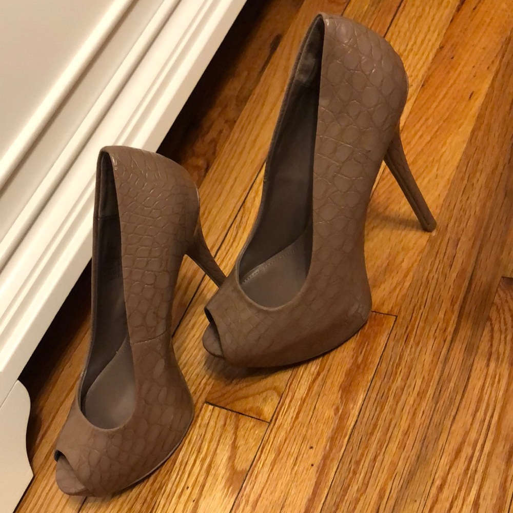 Nude Snake Like Print Pumps Size 6 - image 3